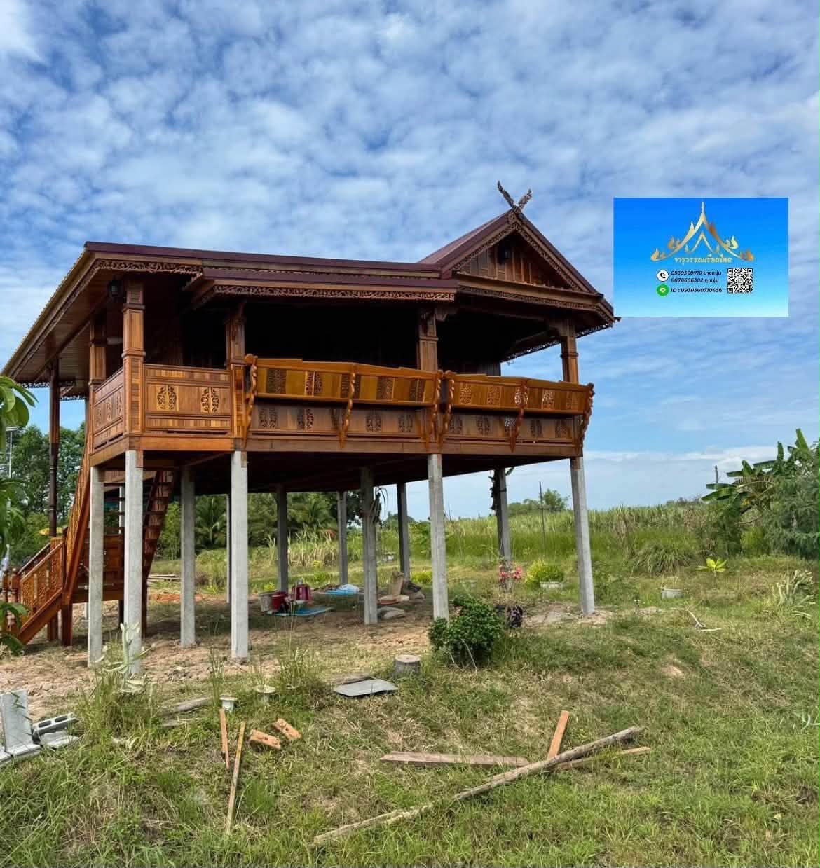 บ้านเรือนไทยยกสูงท่ามกลางพื้นที่โล่ง